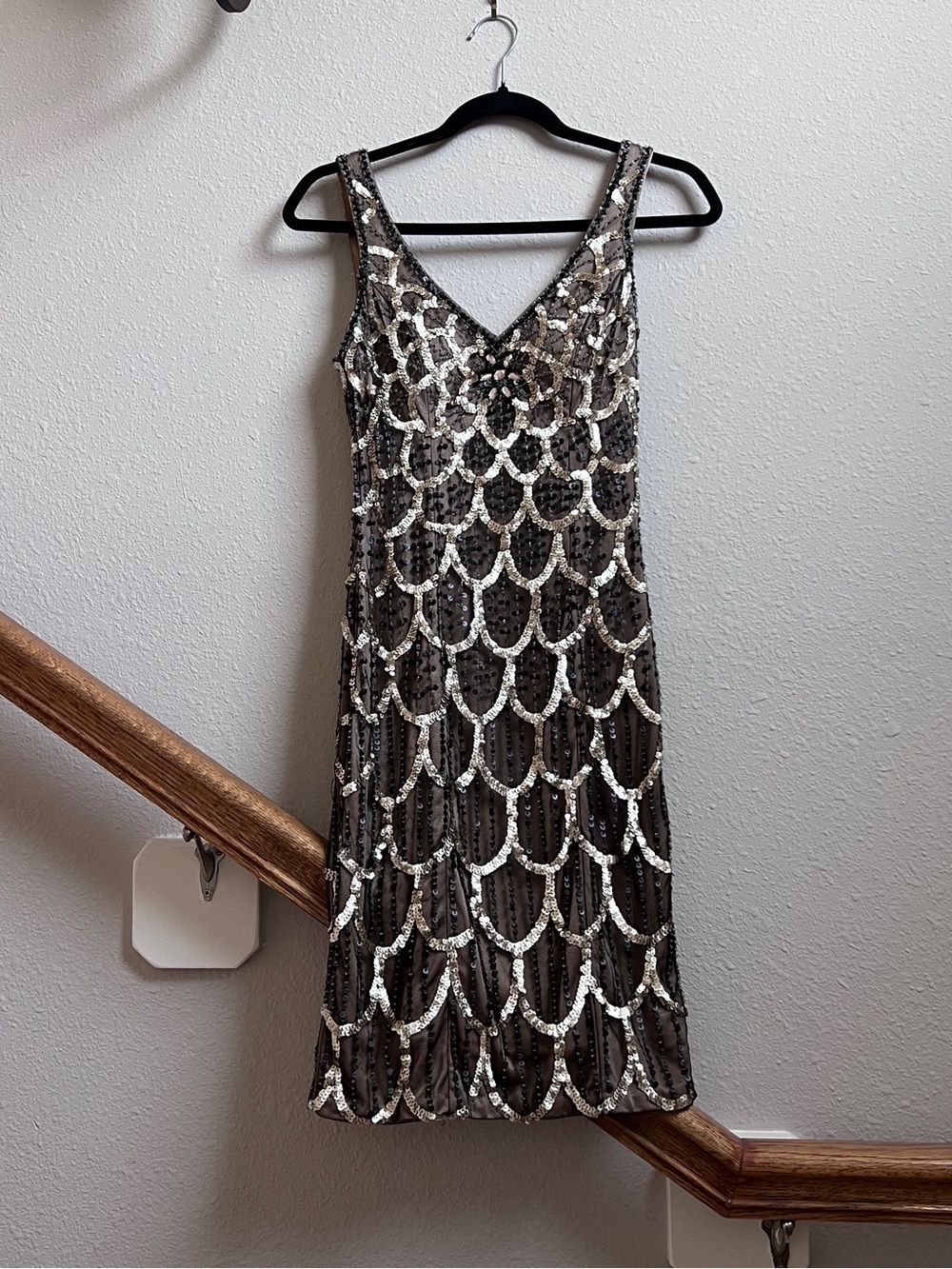 Sue Wong Nocturne Sleeveless Beaded Sequin V-Neck Mini Dress in Black & Gold